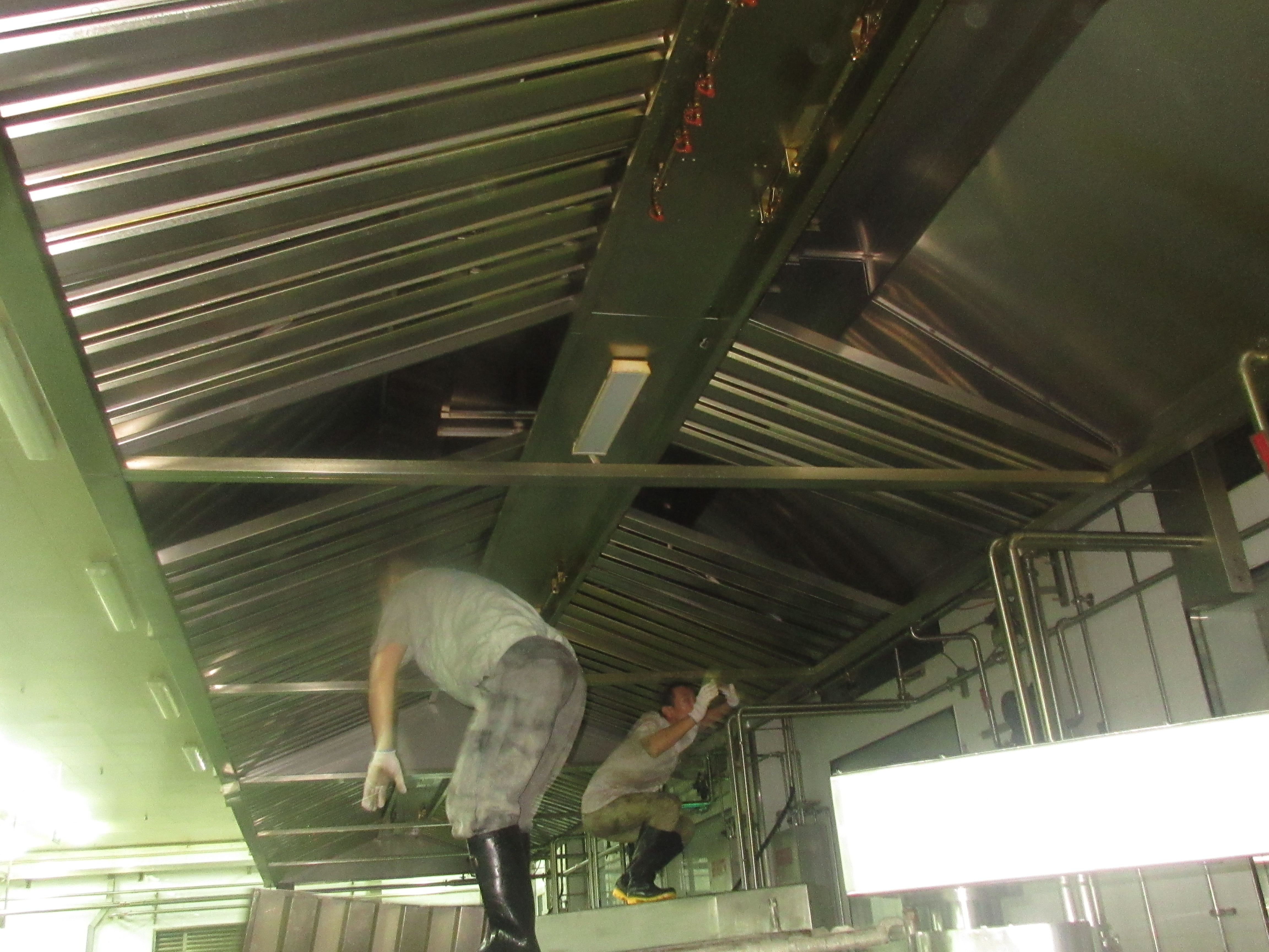 海底撈加工區(qū)煙罩清洗.jpg 海底撈加工區(qū)煙罩清洗.jpg